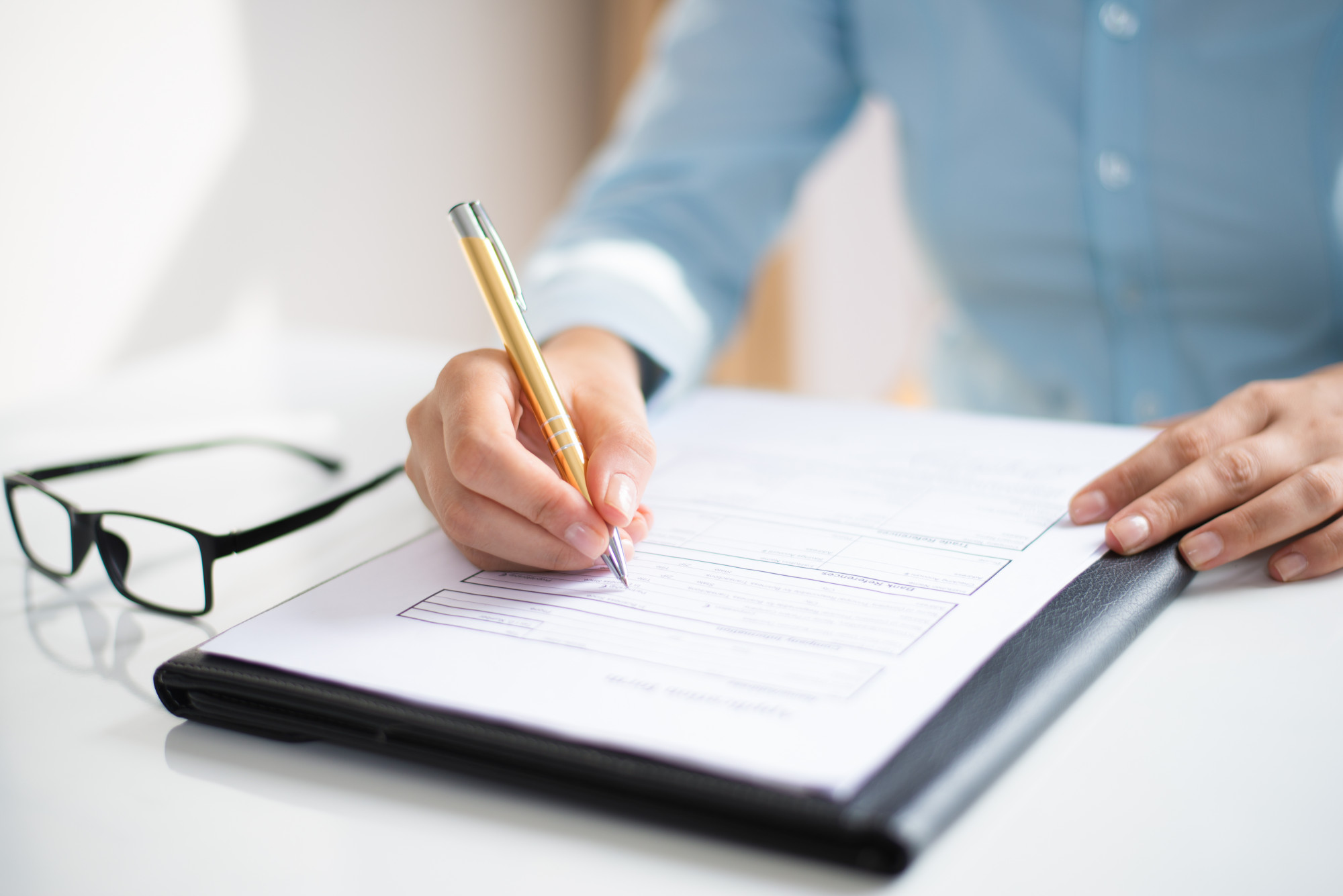 closeup-business-woman-making-notes-document kontrola UODO